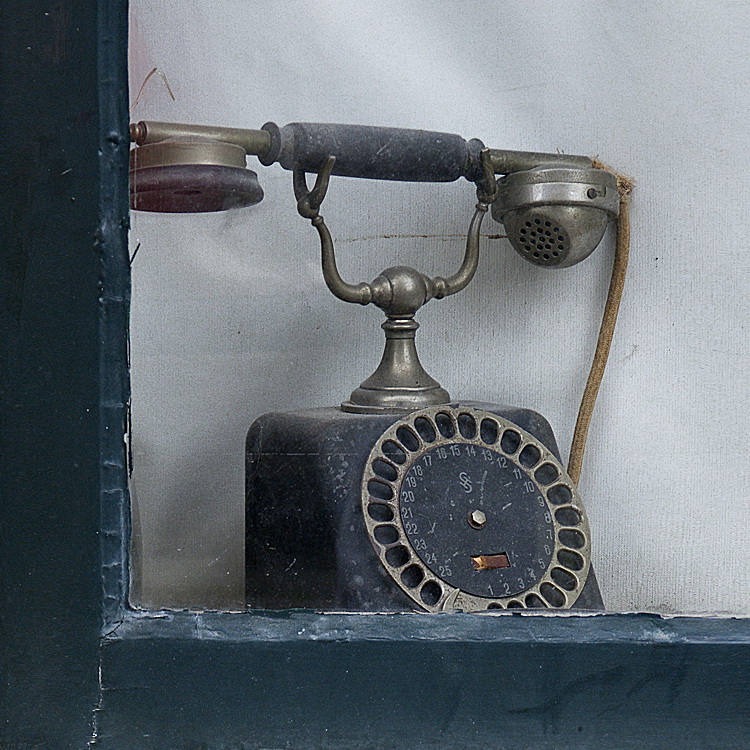 Holland 04-2014 ---20140421_0199 als Smart-Objekt-1 Kopie.jpg - Ein altes hölländisches Telefon - auf einer Fensterbank entdeckt